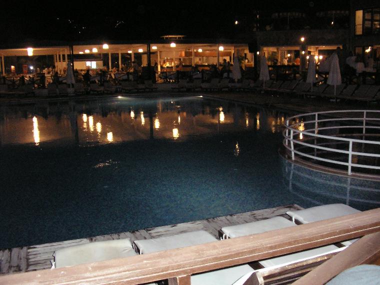 gece havuz
