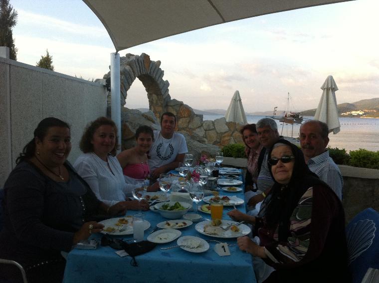 tatil dostlarımız ve kızkardeşim yeğenler..hep birlikte halikarnas ala carte balık restorandayız.