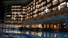 gece havuz otelin ışıklarını muhteşem şekilde gösteriyor